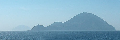 Filicudi Island Silouhette vista da Salina (est)