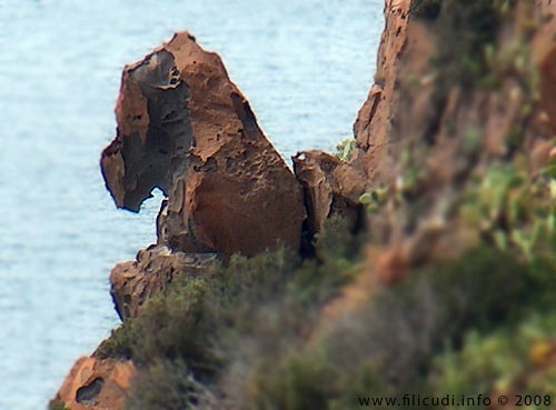 Roccia a forma di testa di cavallo nella costa sud dell'isola di filicudi