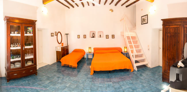 Foto grandangolare della stanza centrale di casa cactus a Filicudi. 