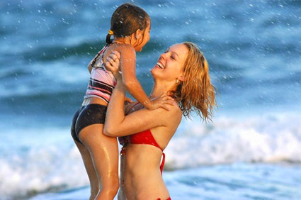 Mamma e figlia si divertono sulla spiaggia al mare