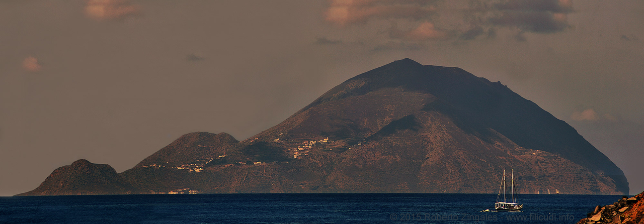 Filicudi Island Silouhette vista da Salina (est)